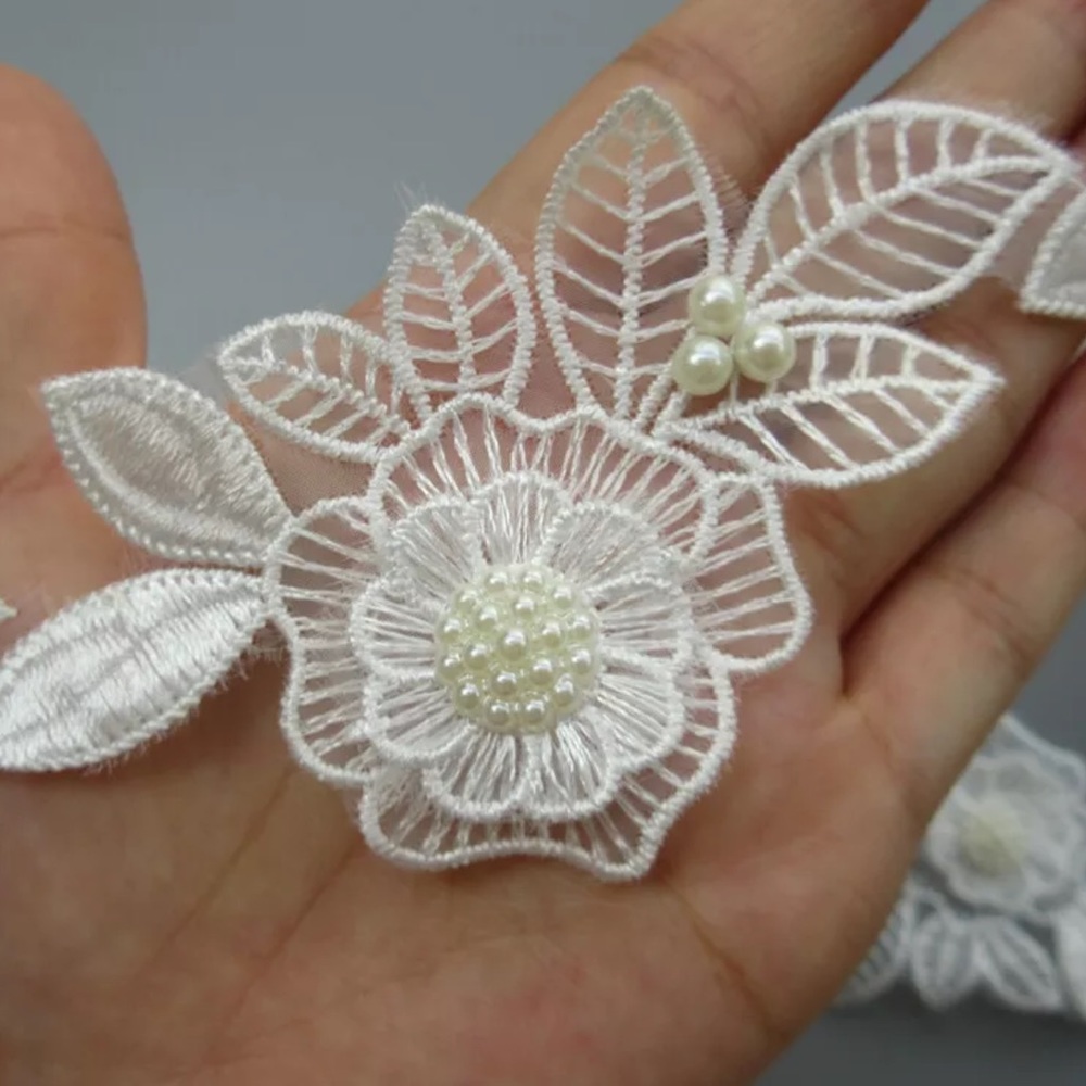 6 FLOWER APPLIQUÉS W/ PEARL CENTER